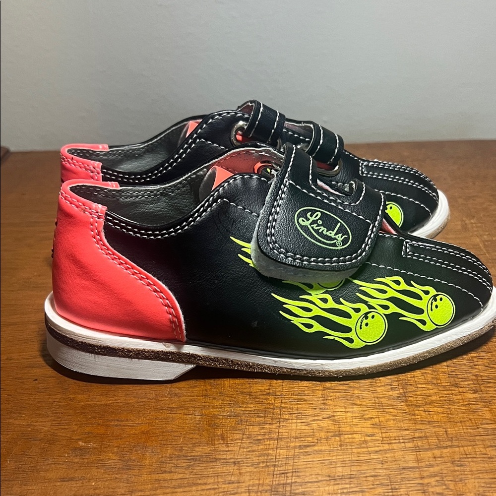 Linds Youth Bowling Shoes Flame Design Velcro - Picture 2 of 5